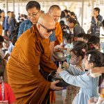 พิธีทำบุญตักบาตรข้าวสารอาหารแห้ง เนื่องในเทศกาลวันขึ้นปีใหม่